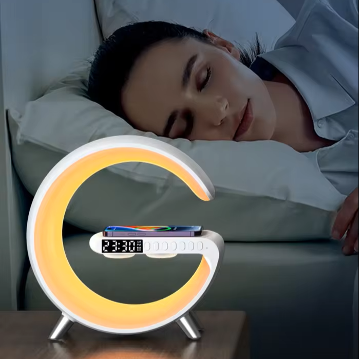 Luminária G Multifuncional - Auto falante, Carregador Celular sem Fio e Relógio de mesa